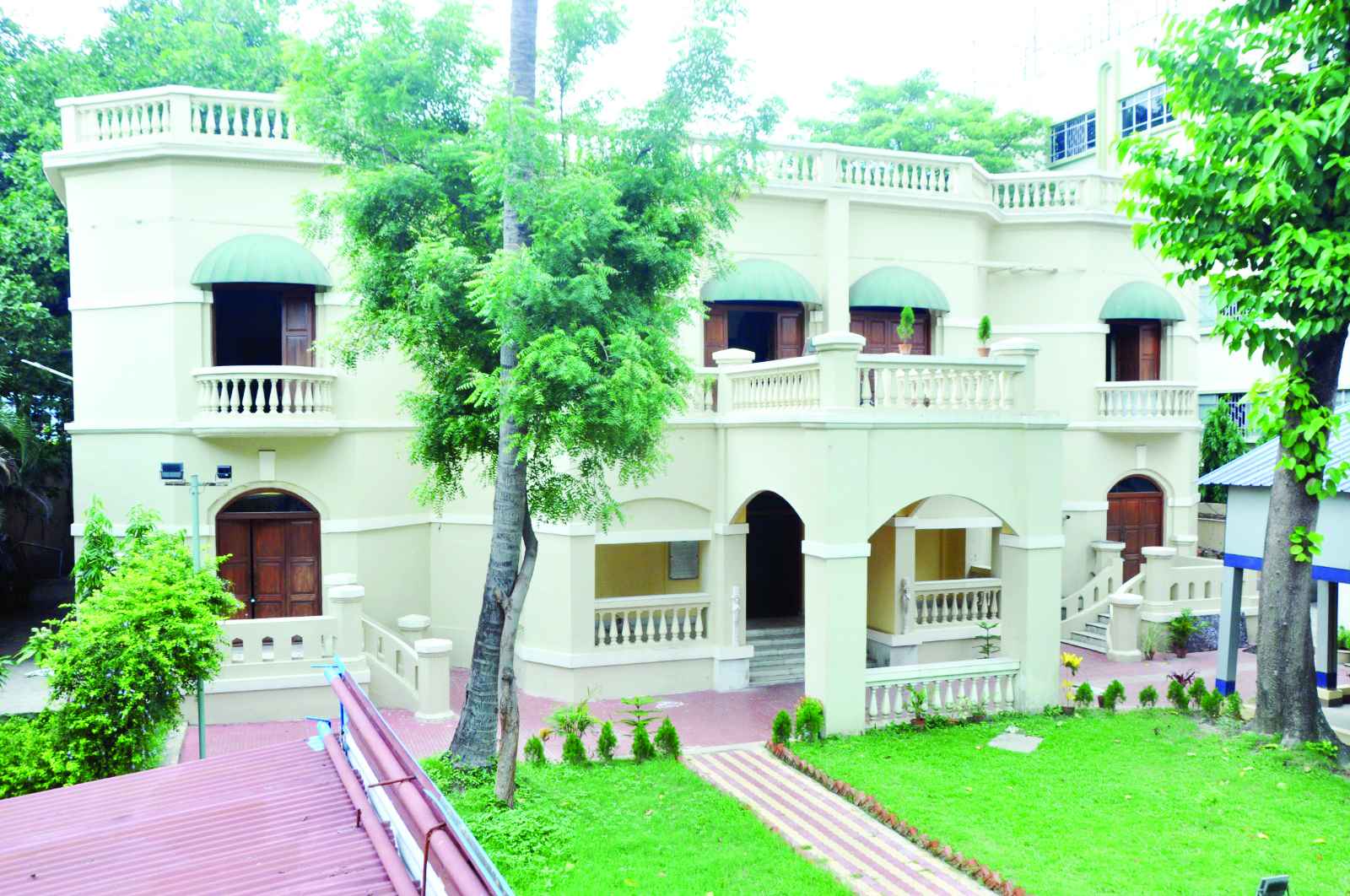 Sealdah traffic guard, a heritage building with over 120 years of history