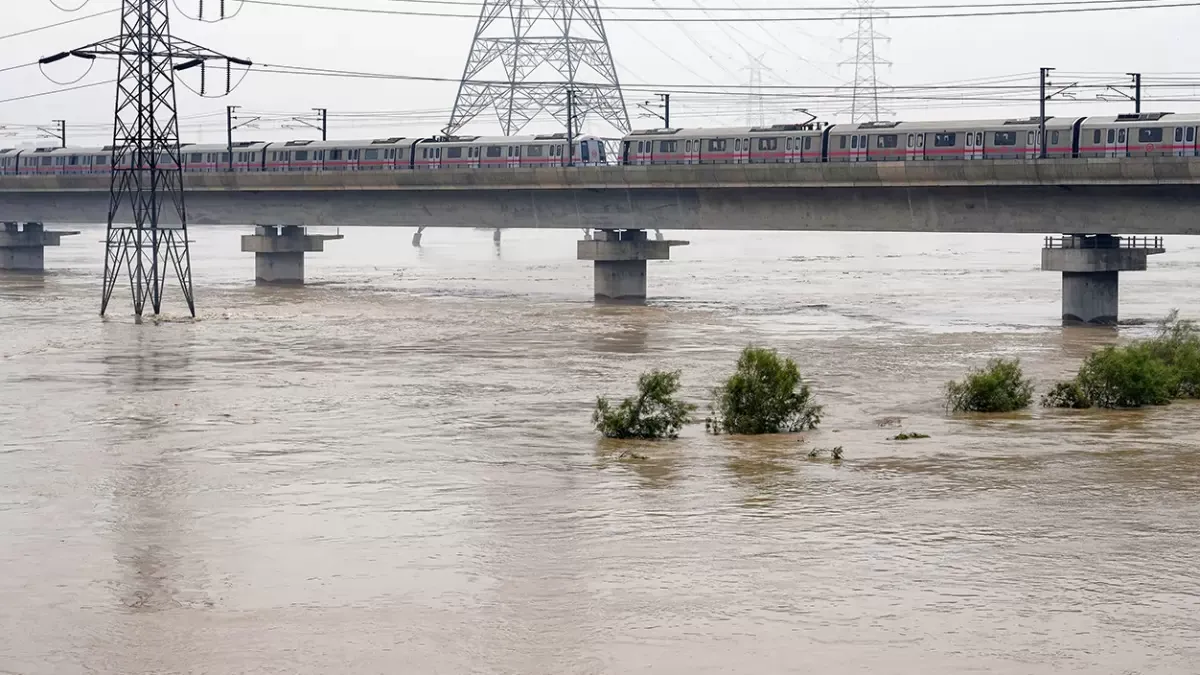 Amid flood in Delhi two of five jammed gates of ITO barrage opened so far Amid flood in Delhi two of five jammed gates of ITO barrage opened so far