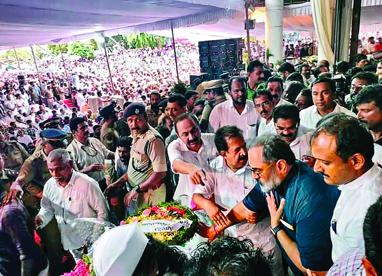 Kerala Governor, filmstars pay tribute to departed Chandy in Kottayam Kerala Governor, filmstars pay tribute to departed Chandy in Kottayam