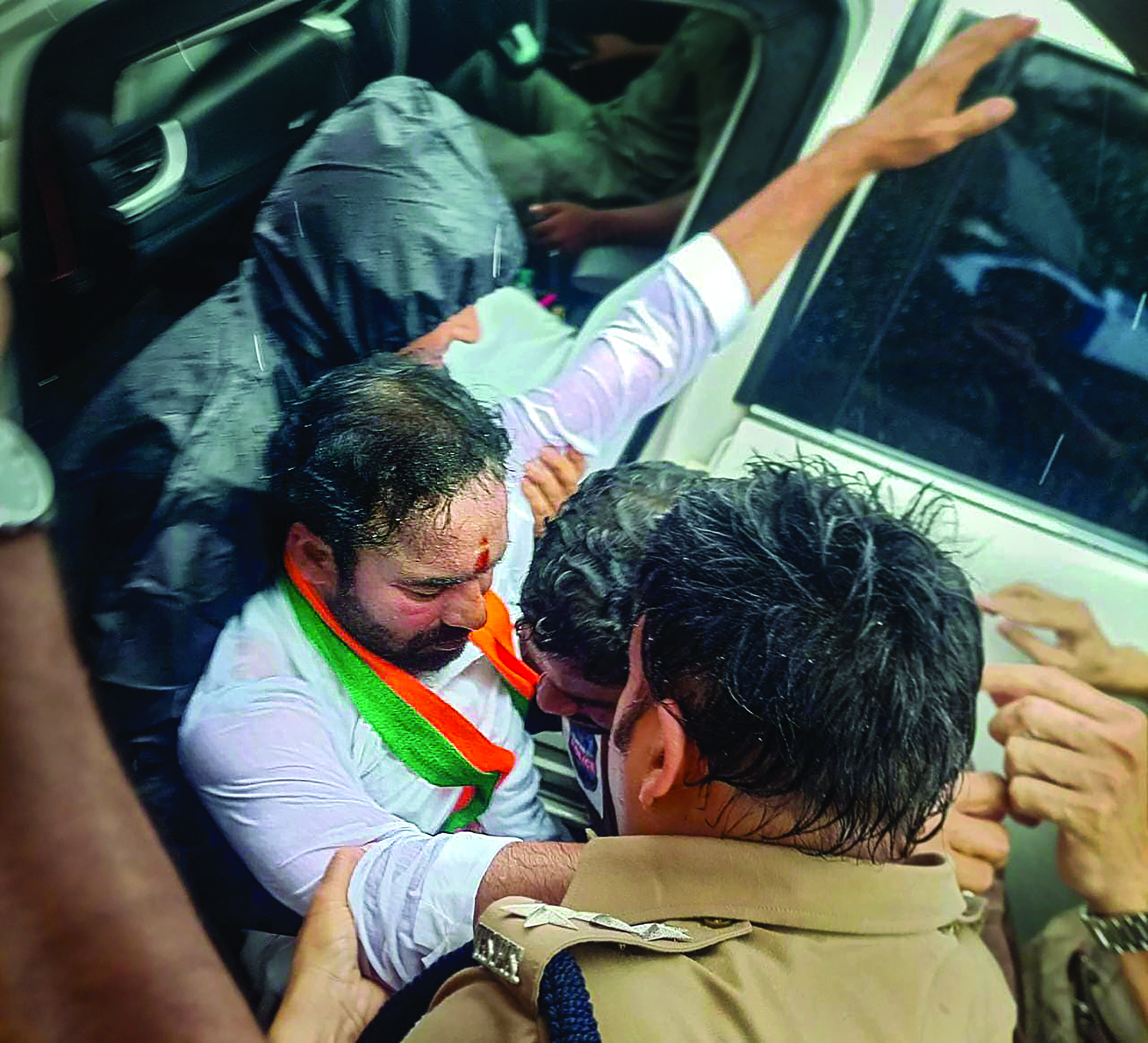 Police bars Kishan Reddy to visit housing project site, latter holds protest on road