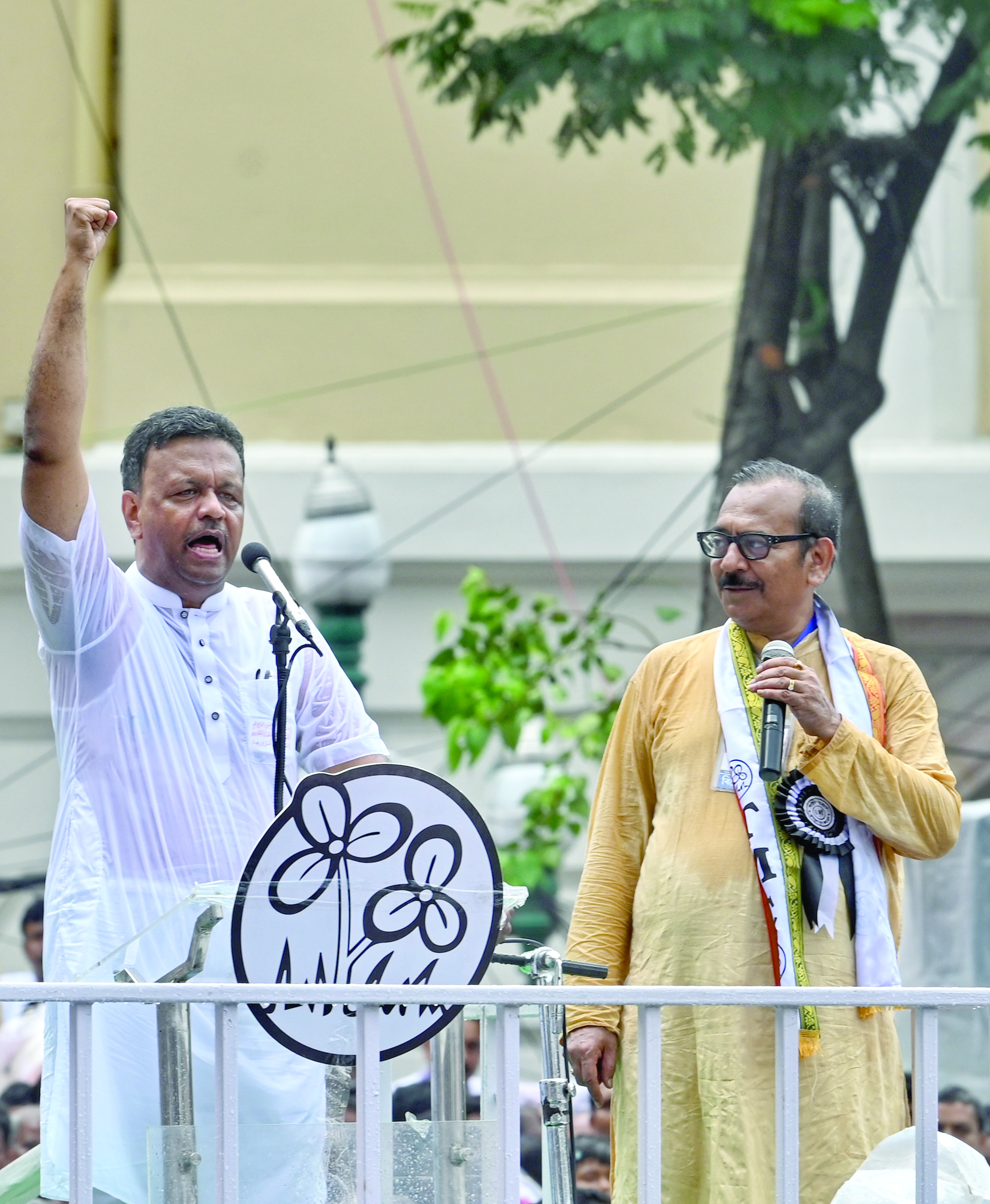 Scores of people brave showers to attend Martyrs’ Day event