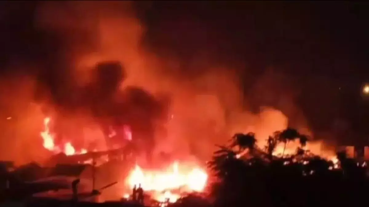 Massive fire engulfs key clothing market in Bengals Howrah