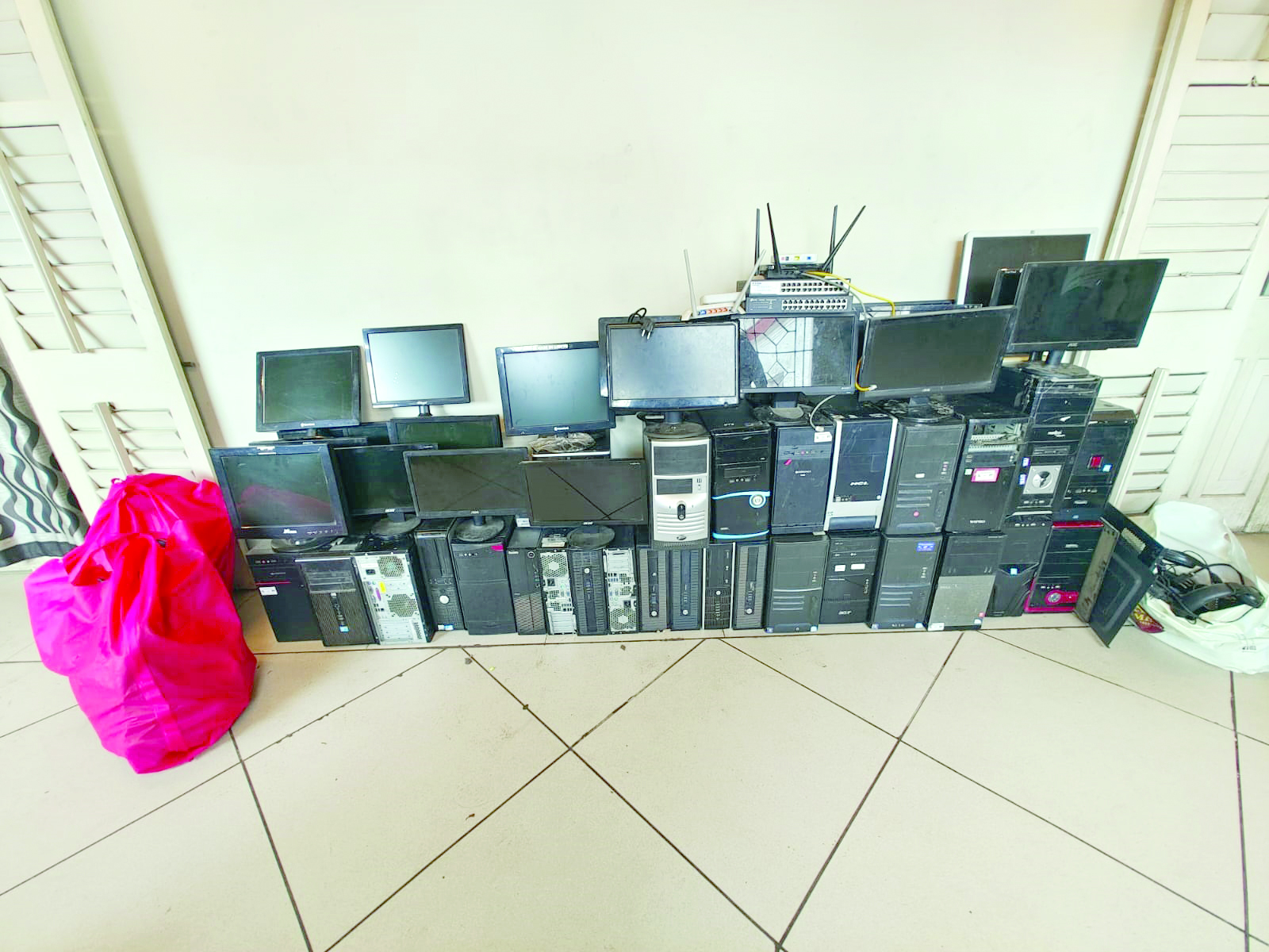 15 held for duping Australian citizens