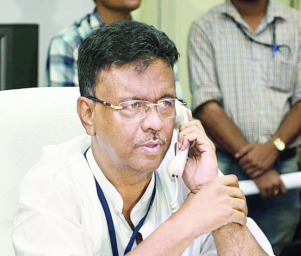 Mayor hands over   thika lease deeds