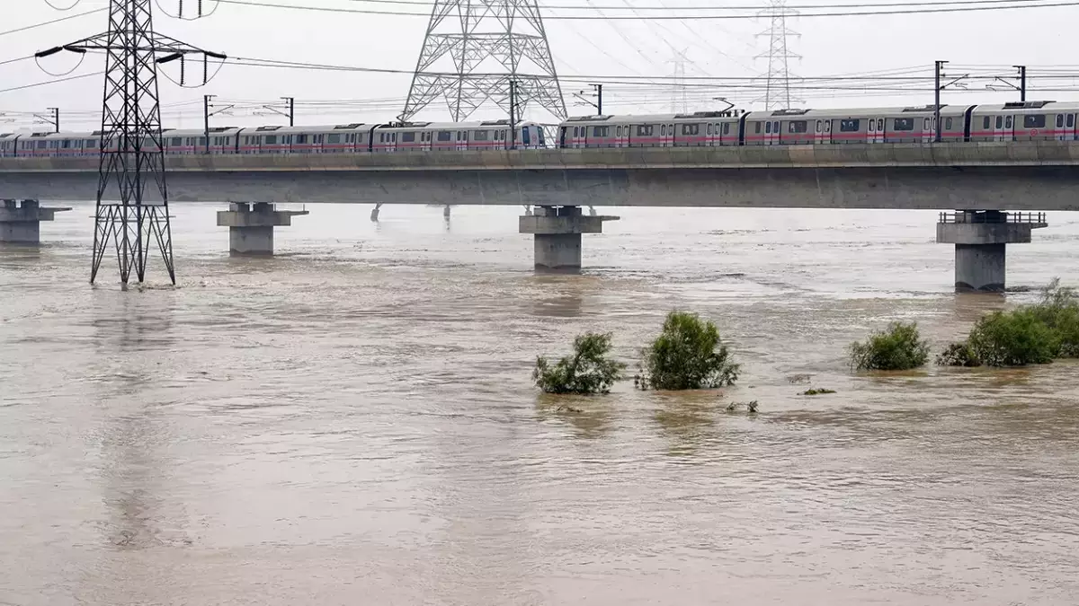 Delhi: 3 school-going boys feared drowned in Yamuna Delhi: 3 school-going boys feared drowned in Yamuna