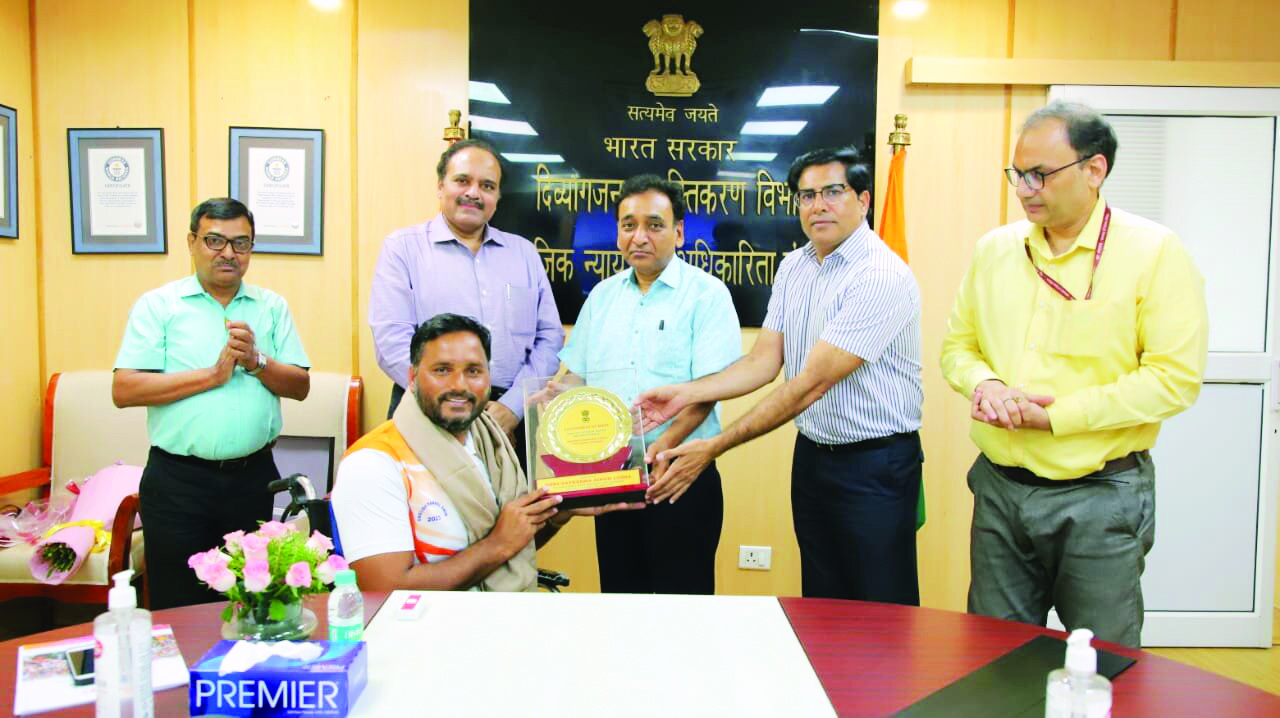 Union minister felicitates Int’l para swimmer Lohia