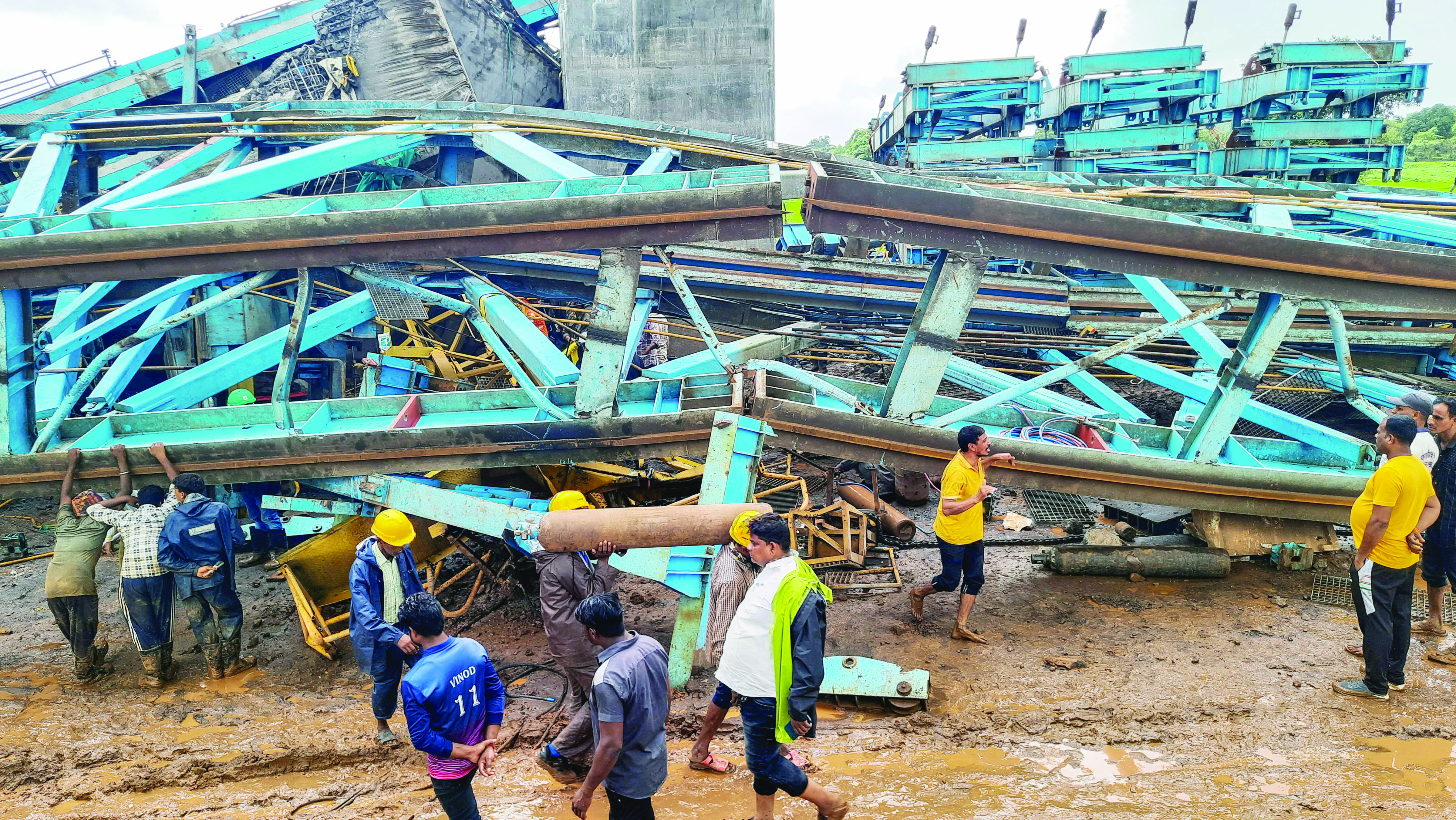 Girder launcher collapsed due to big spark in electricity pole Girder launcher collapsed due to big spark in electricity pole