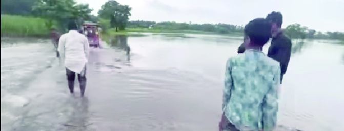 Thousands in a spot with river water flowing over bridge in Islampur Thousands in a spot with river water flowing over bridge in Islampur