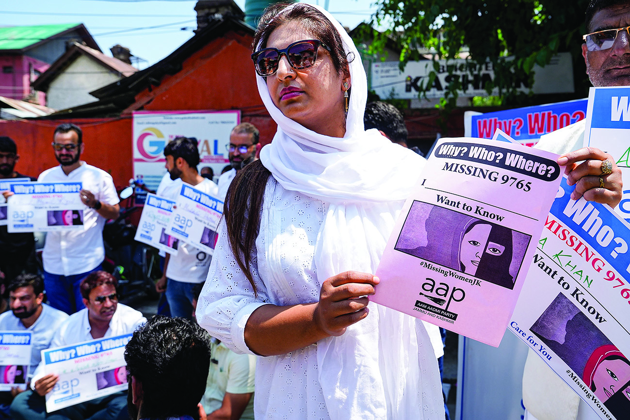 AAP holds demonstration over 9,000 women missing from J&K