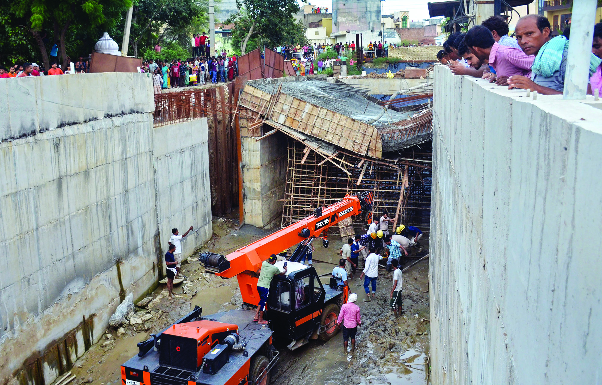 Ggm: Labourer dies in subway shuttering collapse Ggm: Labourer dies in subway shuttering collapse