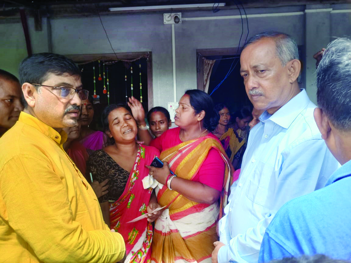 State govt hands over ex-gratia to families of 4 migrant workers