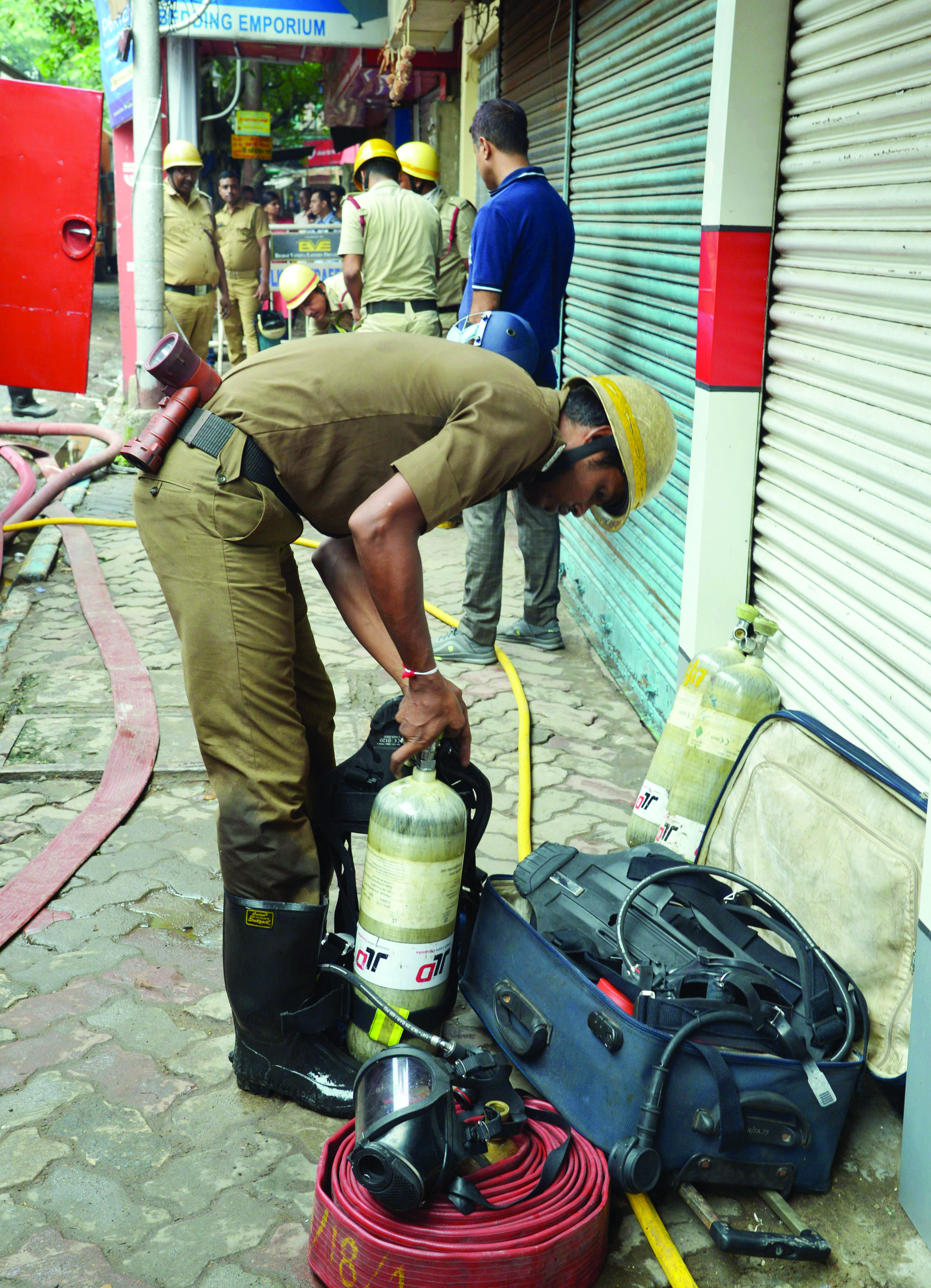 Fire breaks out at godown in Bowbazar area, none injured