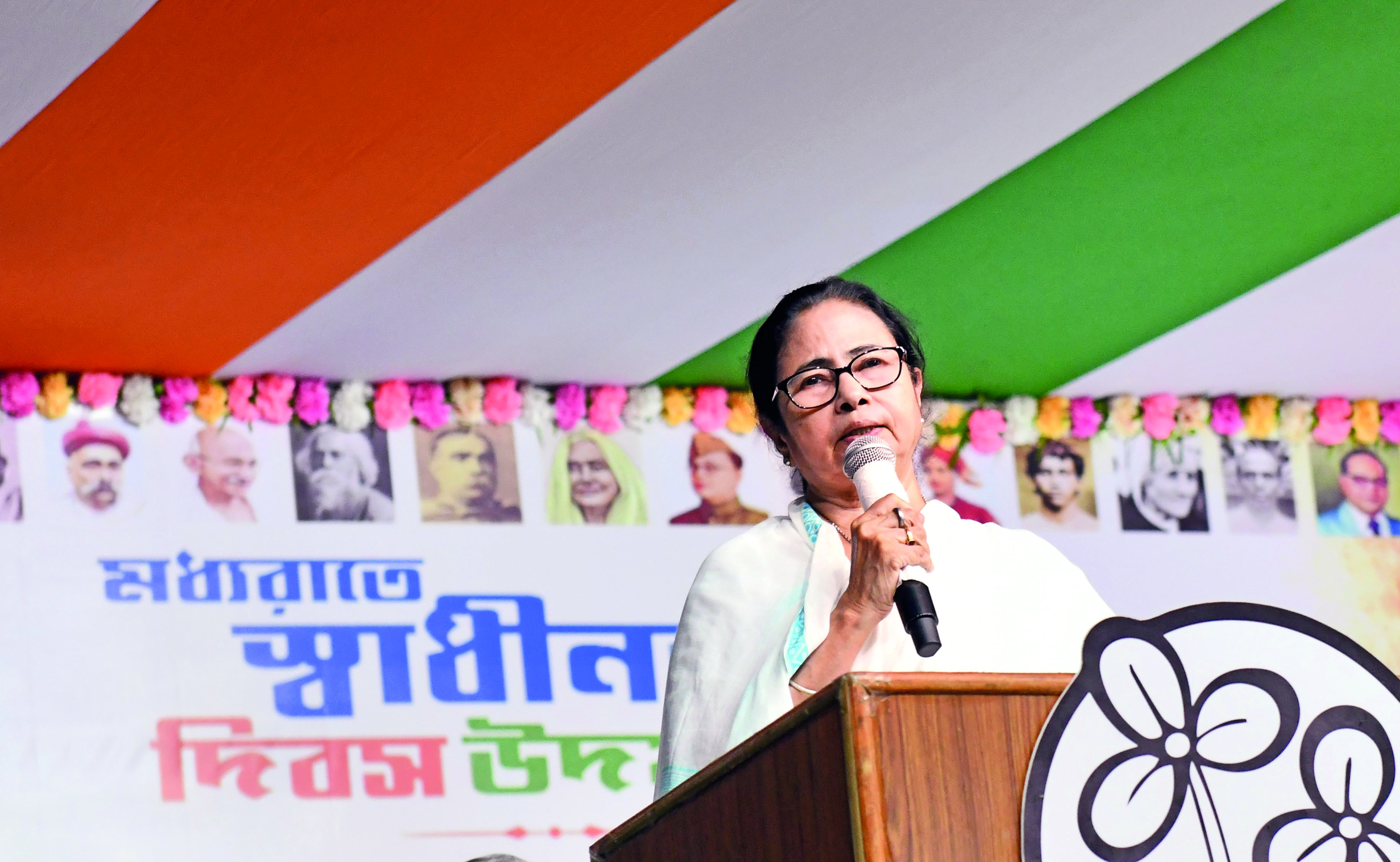 Mamata accuses Centre of threatening IAS, IPS officers working in Bengal