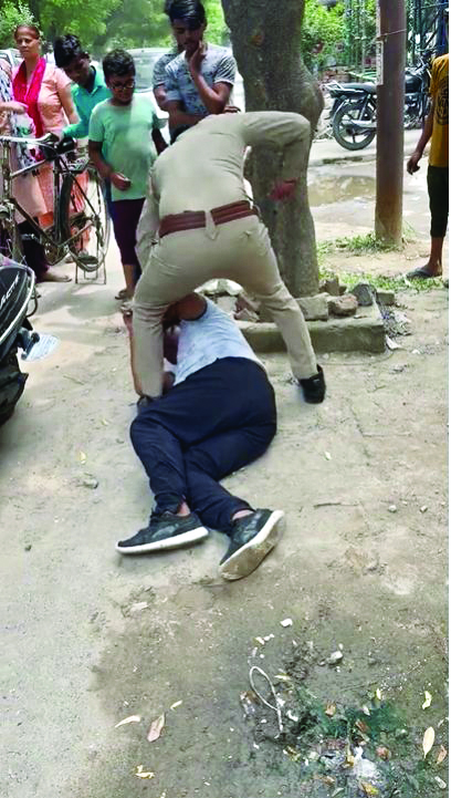 Ghaziabad cop brutally thrashes man on road Ghaziabad cop brutally thrashes man on road