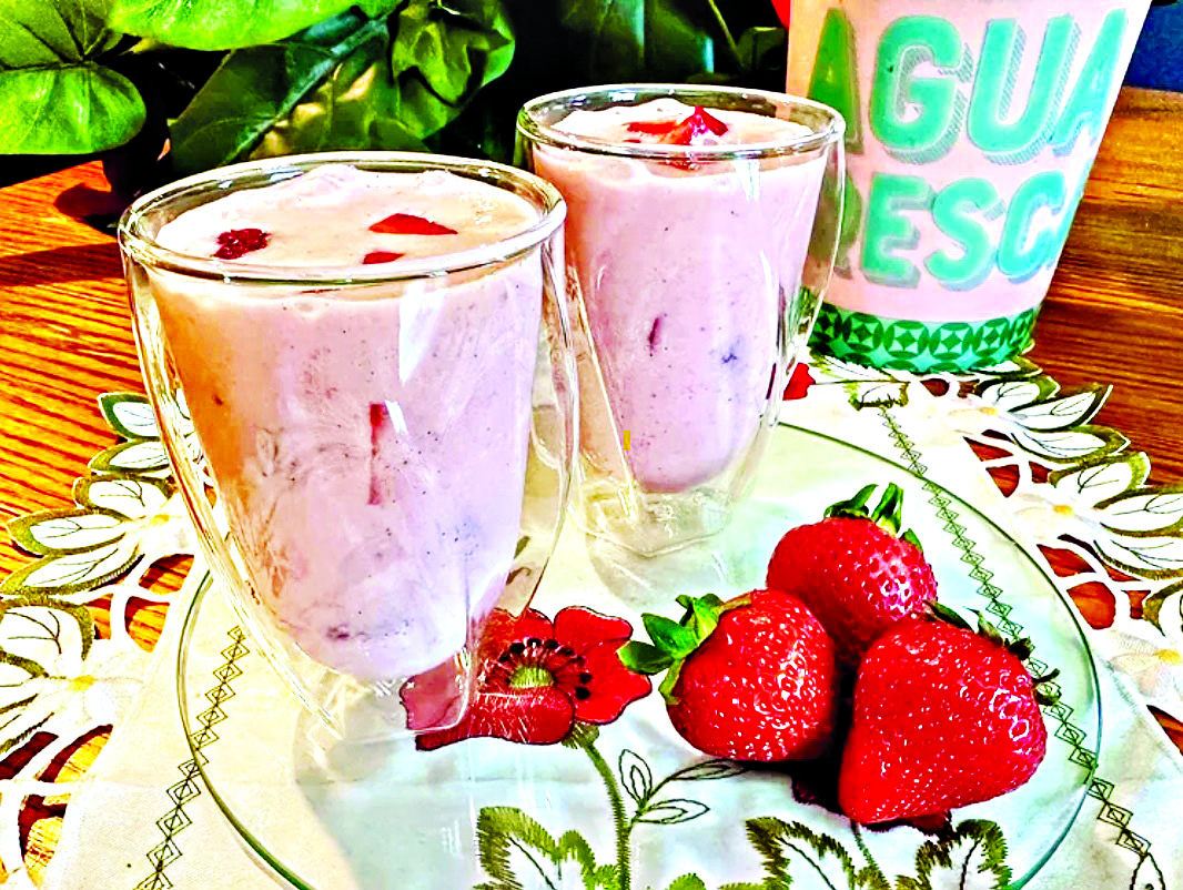 Agua Fresca de Fresas con Crema (Strawberries and Cream)