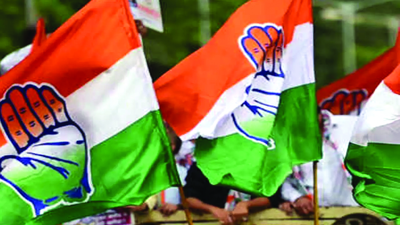 Cong reconstitutes CWC; old guards retained, Tharoor, Pilot new additions Cong reconstitutes CWC; old guards retained, Tharoor, Pilot new additions