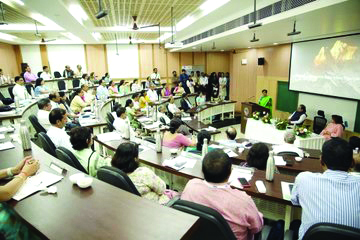 Atishi, Mayor visit MCD school principals undergoing training at IIM-Kozhikode