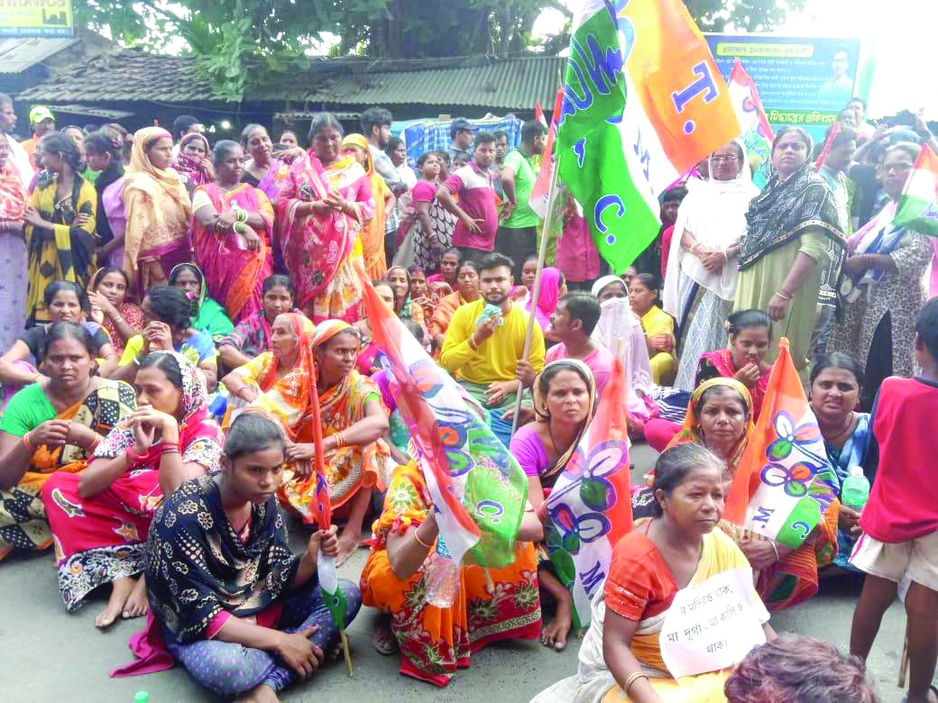 TMC protests against Rlys for eviction of small traders from Malda Town Station premises
