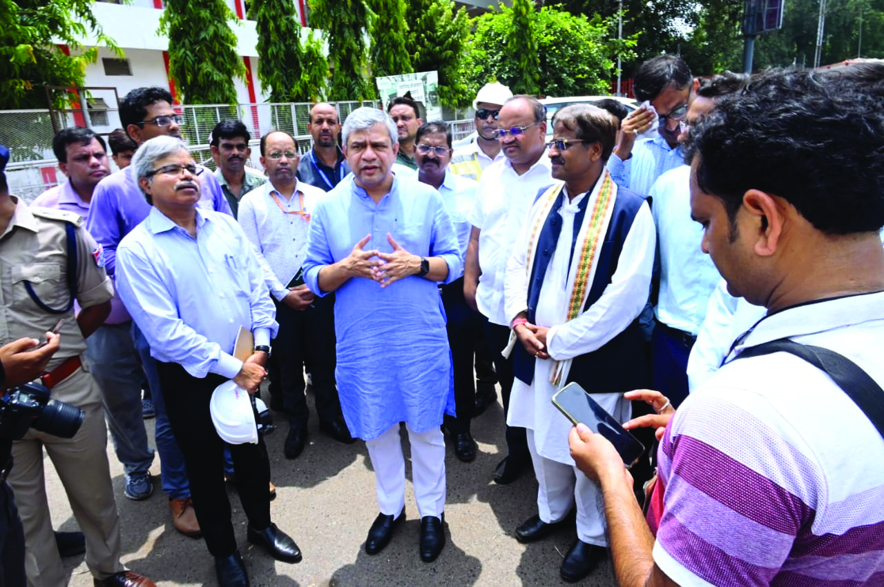 Vaishnaw inspects Gwalior station redevelopment work Vaishnaw inspects Gwalior station redevelopment work