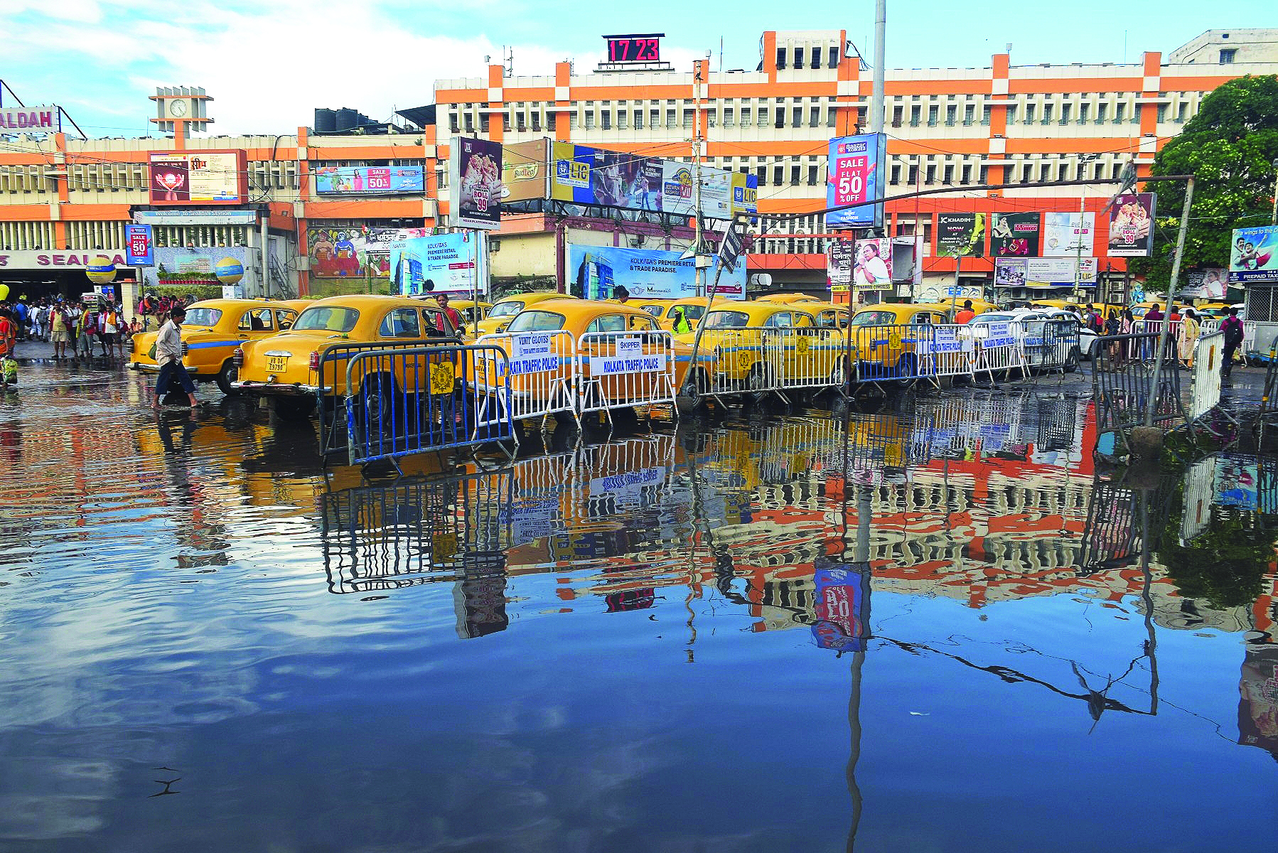 Heavy rainfall likely in North & South Bengal districts till August 26, says weatherman Heavy rainfall likely in North & South Bengal districts till August 26, says weatherman
