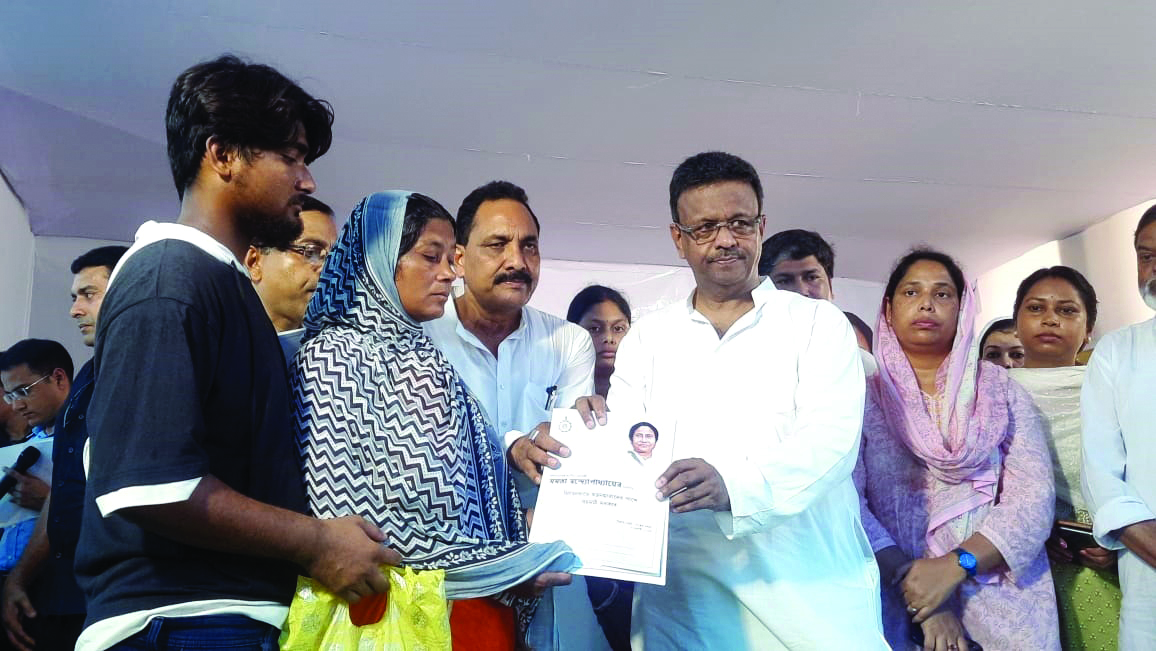 Hakim hands over Rs 2L ex-gratia to bereaved kin of workers in Malda Hakim hands over Rs 2L ex-gratia to bereaved kin of workers in Malda