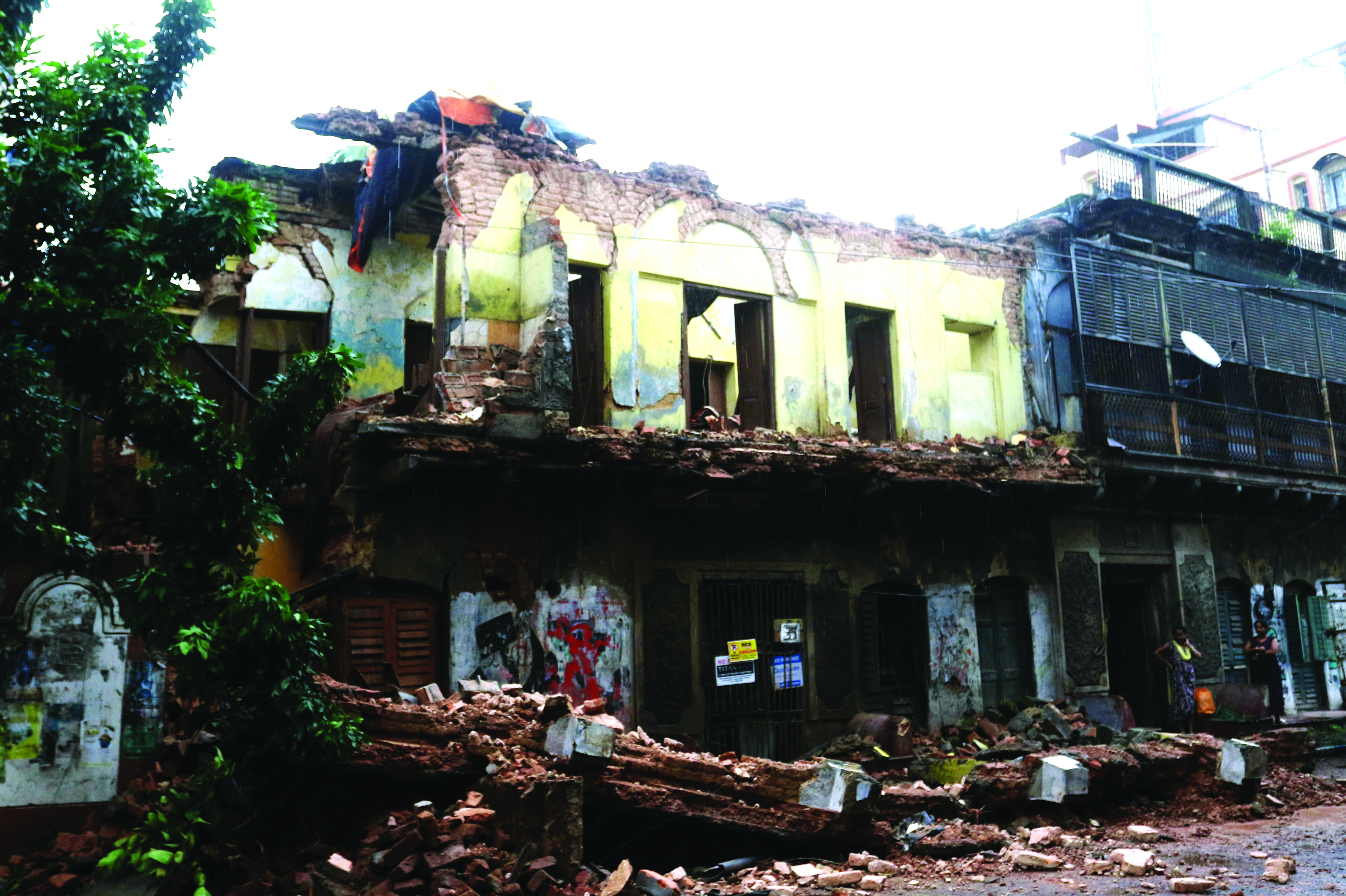 Portion of old building caves in at Puddapukur Road Portion of old building caves in at Puddapukur Road