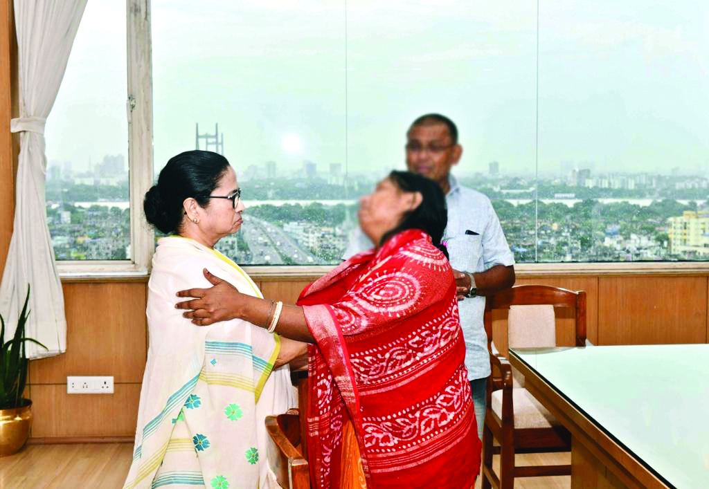 CM meets parents of JU victim, promises job to mother