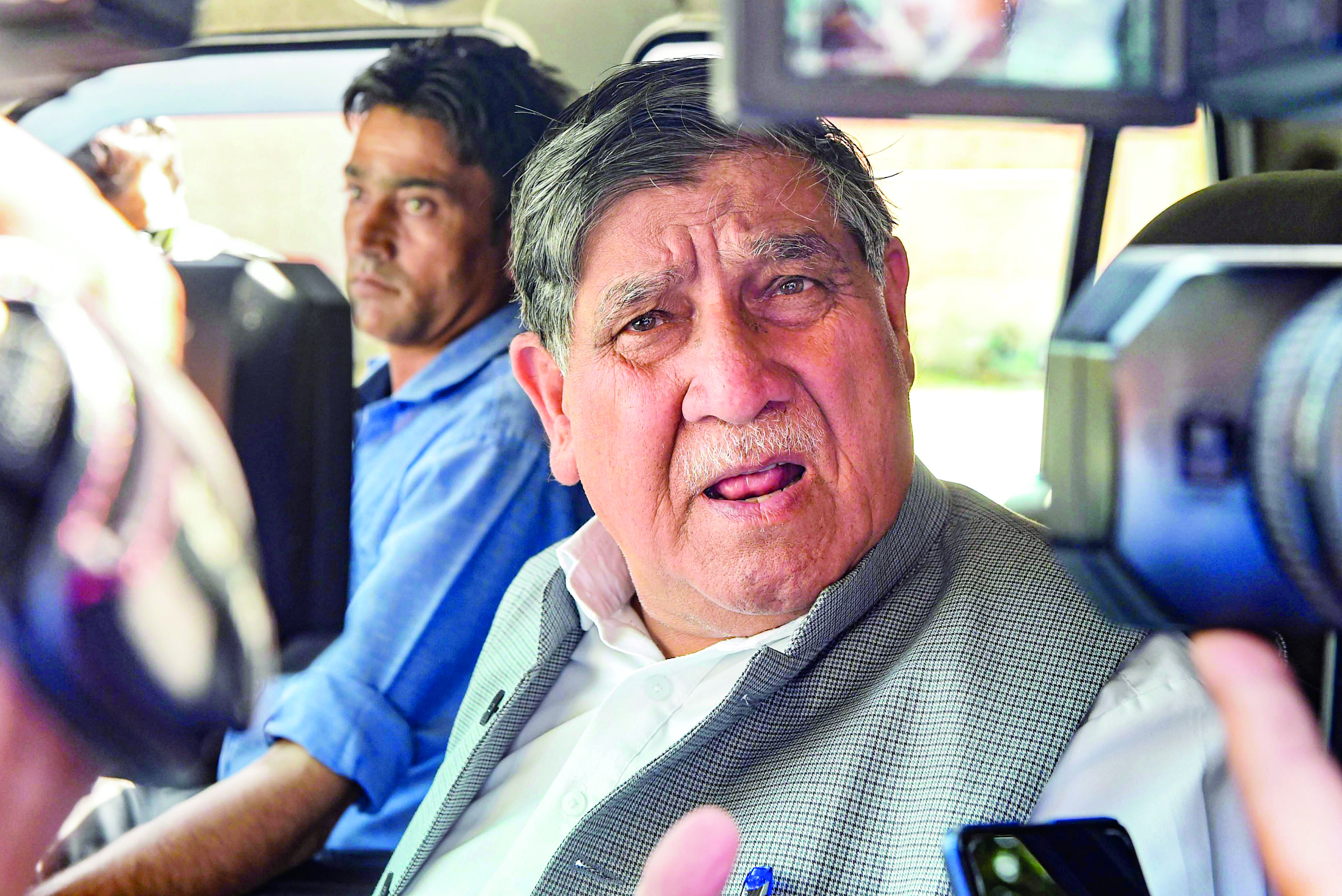 SC asks Akbar Lone to file an affidavit affirming allegiance to the Constitution SC asks Akbar Lone to file an affidavit affirming allegiance to the Constitution