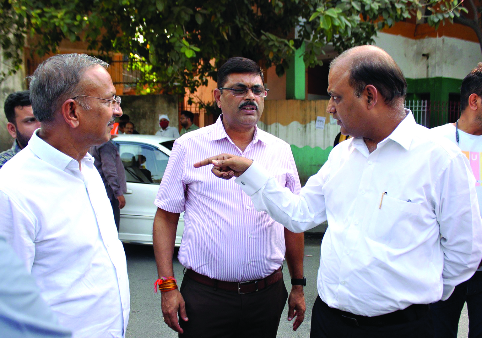 DJB V-C Bharti visits Moti Nagar to inspect sewage overflow and water contamination