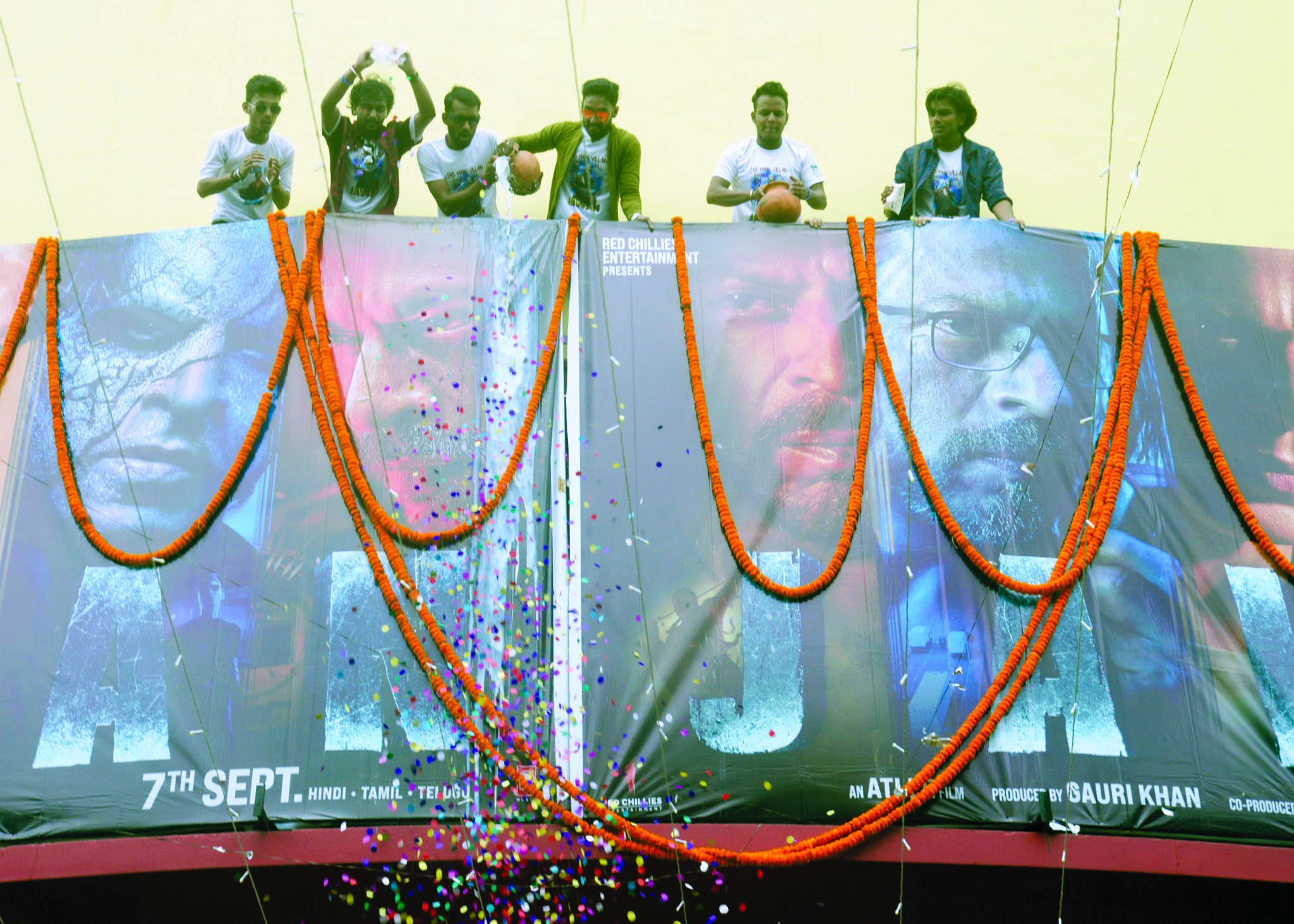 SRK fans defy rain to watch 5 am show in city