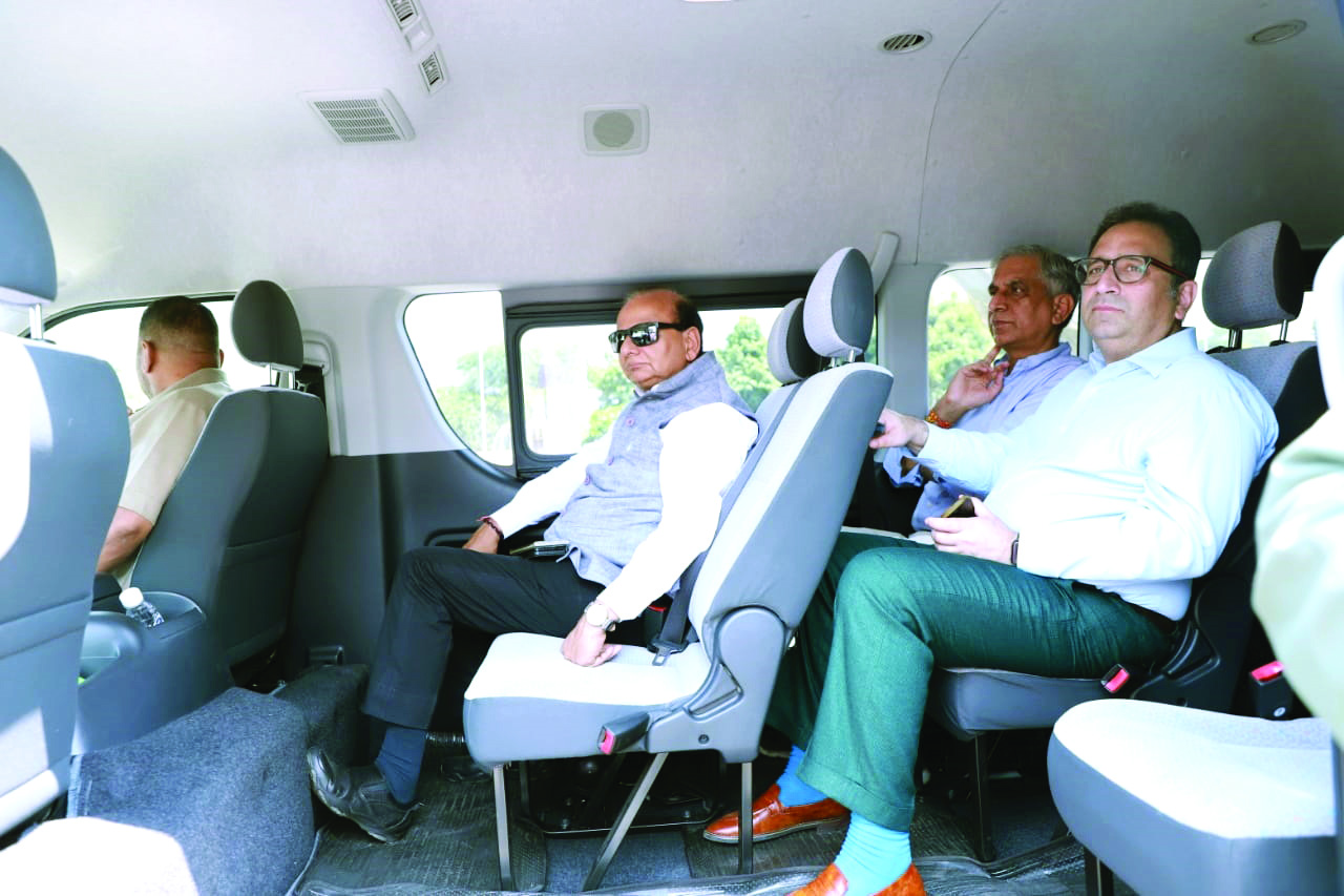 Delhi all decked up: L-G hops on mini bus to assess final G20 preps