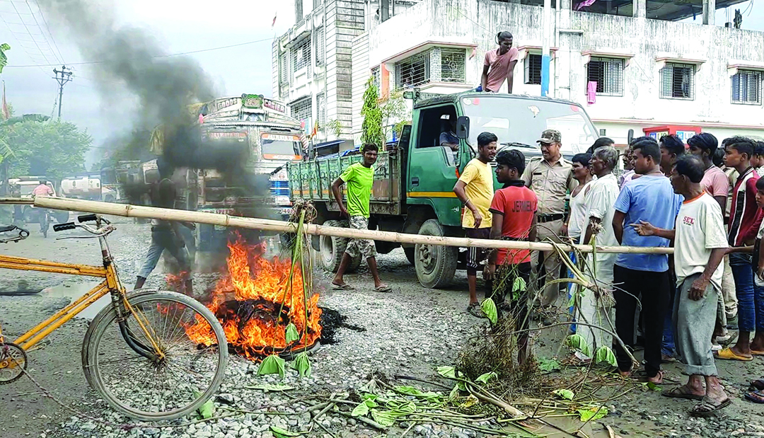 Siliguri: Locals block VIP Road, demand immediate repairs