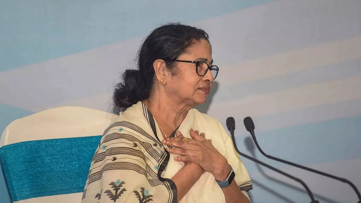 Mamata Banerjee meets Sri Lankan President at Dubai airport, invites him to Bengal business summit