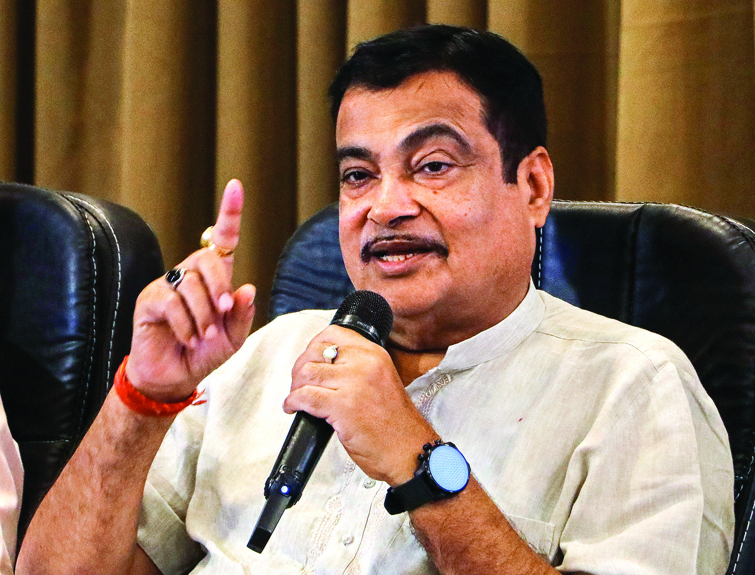 Auto dealers should also open vehicle scrapping facilities: Nitin Gadkari