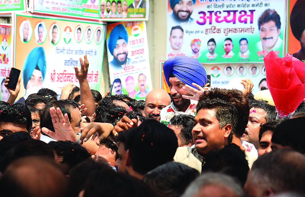 Arvinder Singh Lovely formally takes charge as Delhi Cong chief Arvinder Singh Lovely formally takes charge as Delhi Cong chief