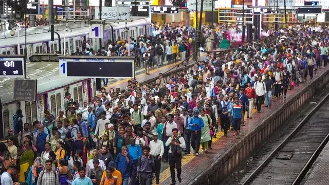 Narmada river crosses danger mark in Gujarat, Mumbai- Ahmedabad train traffic hit Narmada river crosses danger mark in Gujarat, Mumbai- Ahmedabad train traffic hit