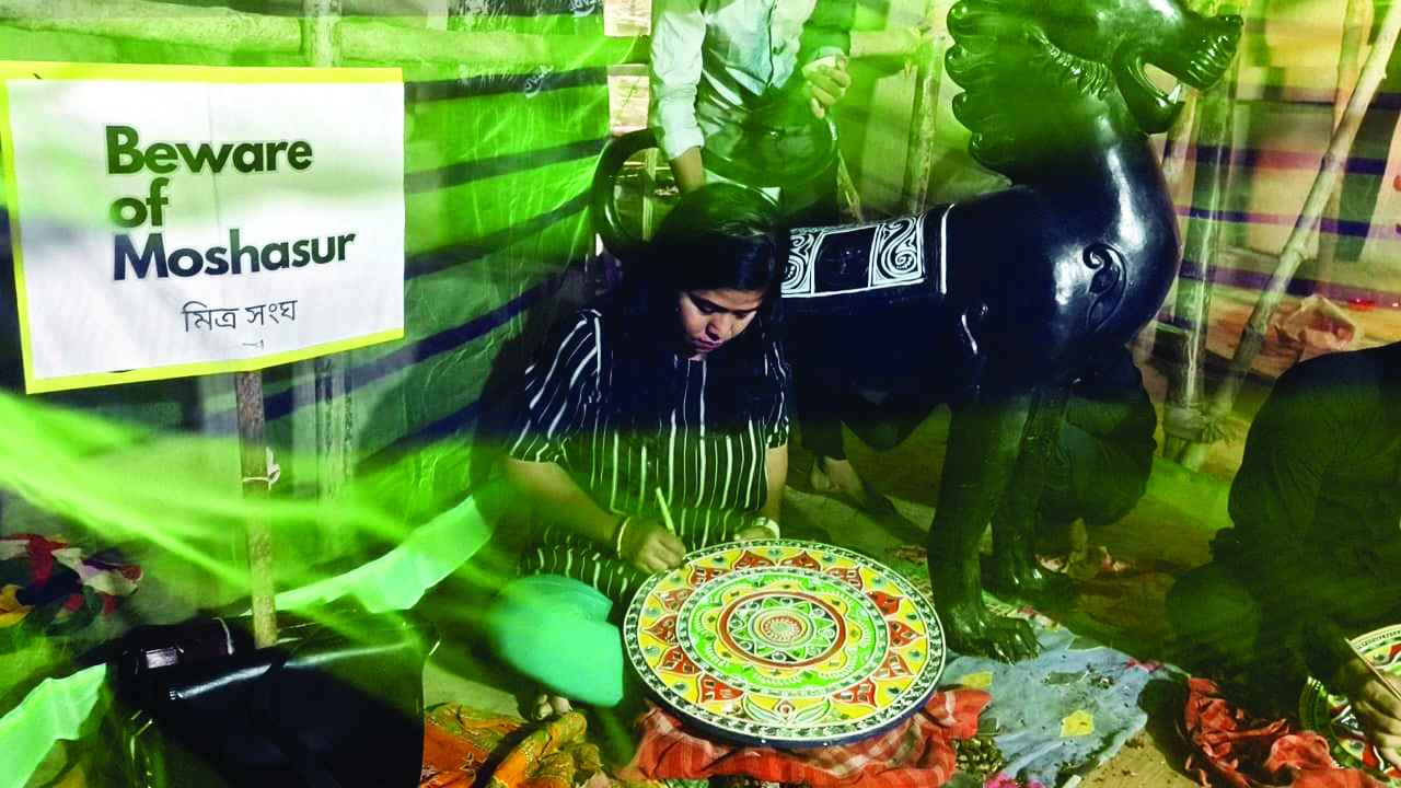 Artisans in Behala work inside mosquito nets to prevent dengue Artisans in Behala work inside mosquito nets to prevent dengue