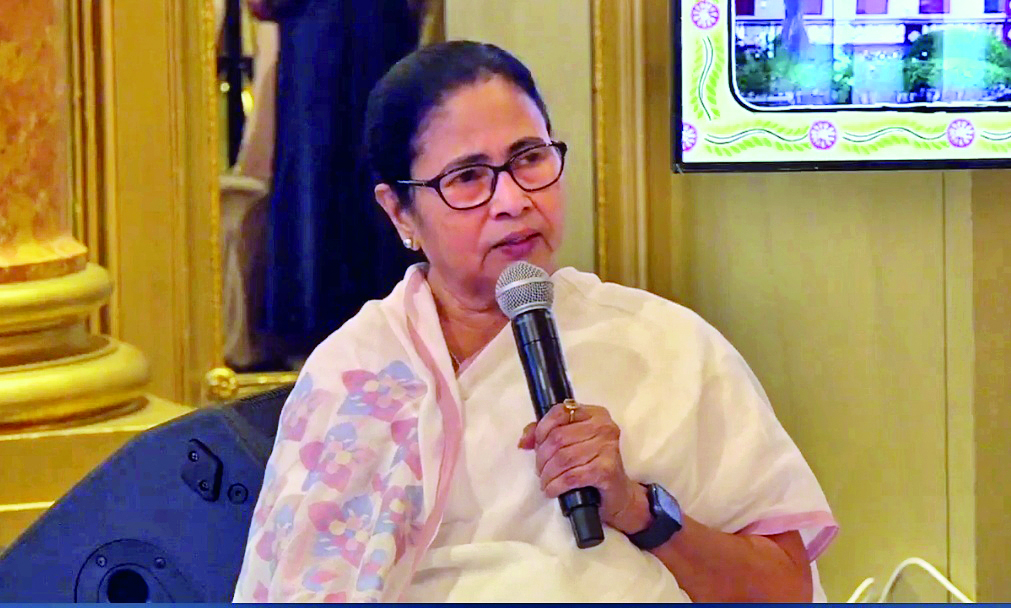 Mamata reaches UAE, invites Dubai Port officials to BGBS Mamata reaches UAE, invites Dubai Port officials to BGBS
