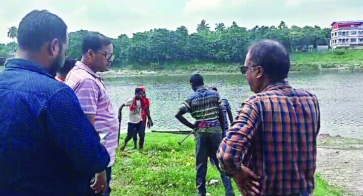 Idol immersion: Hydraulic trolley installing process underway in Balurghat Idol immersion: Hydraulic trolley installing process underway in Balurghat