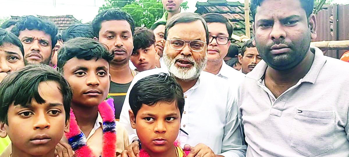 13-yr-old spots huge hole in Rly tracks, risks own life to avert accident