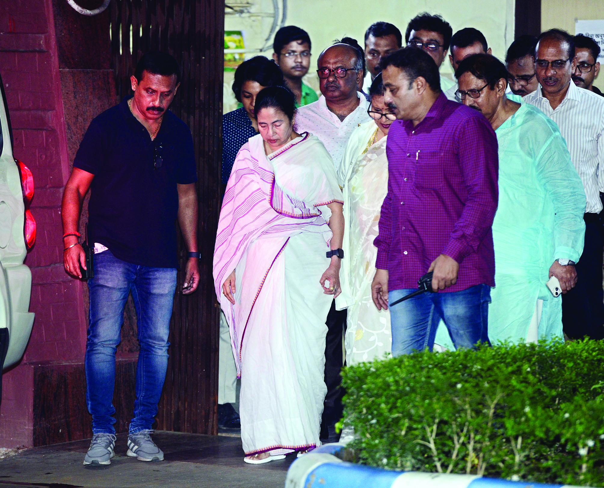 Mamata visits SSKM for check-up, advised restricted movement for next 10 days Mamata visits SSKM for check-up, advised restricted movement for next 10 days