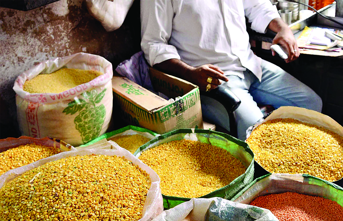 Centre extends time period for stock limits on tur, urad till Dec
