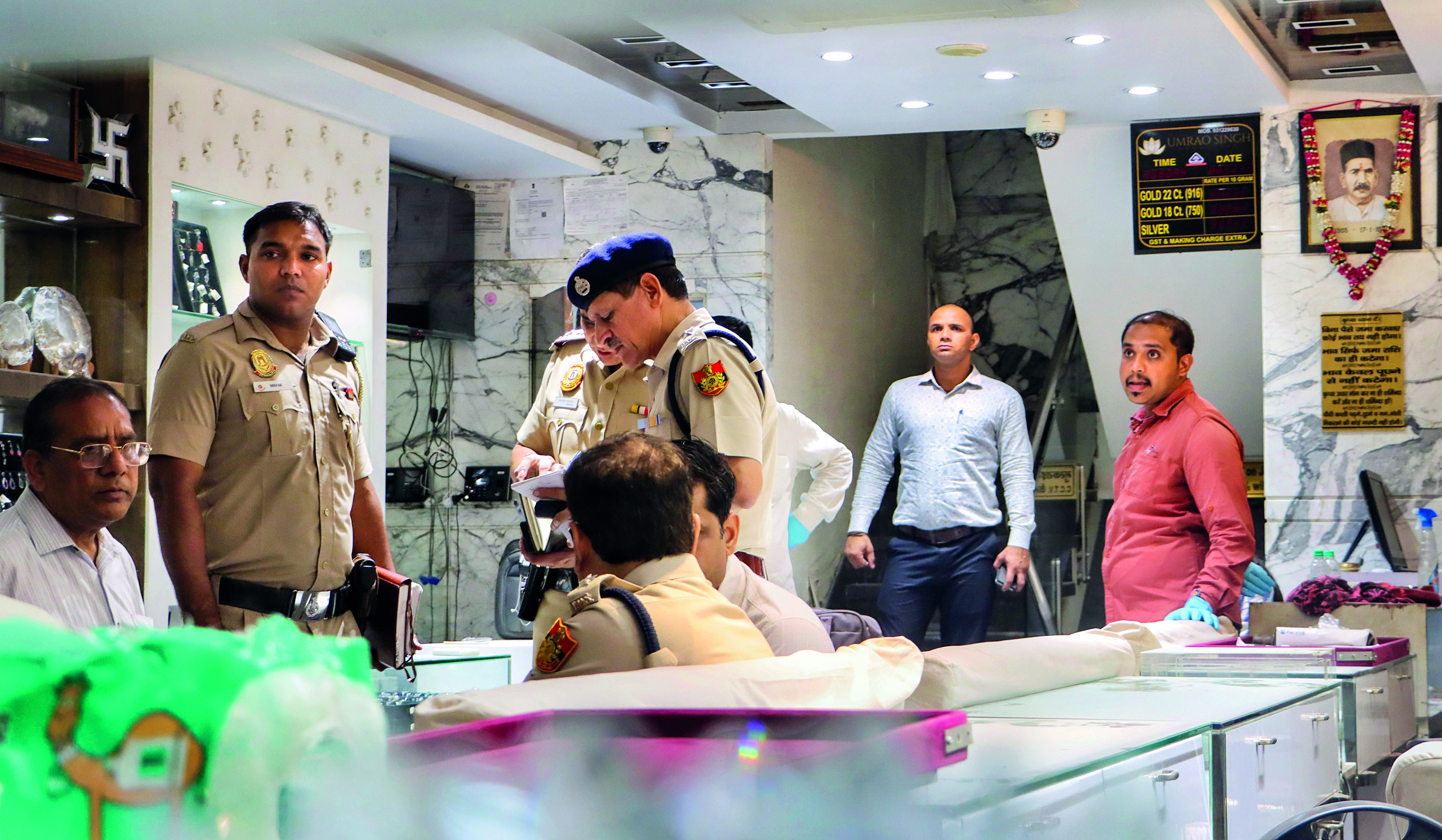 Jewellery worth Rs 20-25 cr looted from showroom in Delhi’s Bhogal area Jewellery worth Rs 20-25 cr looted from showroom in Delhi’s Bhogal area