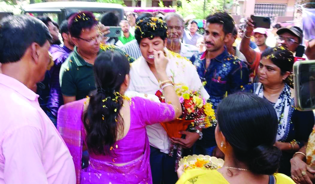 Cricketer Richa arrives home to a warm welcome