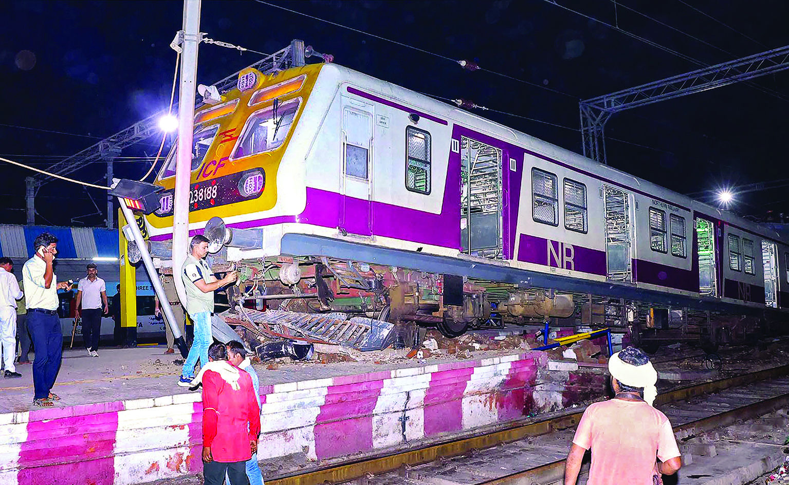 Probe finds mildly drunk staff handled train, was on phone; five suspended Probe finds mildly drunk staff handled train, was on phone; five suspended