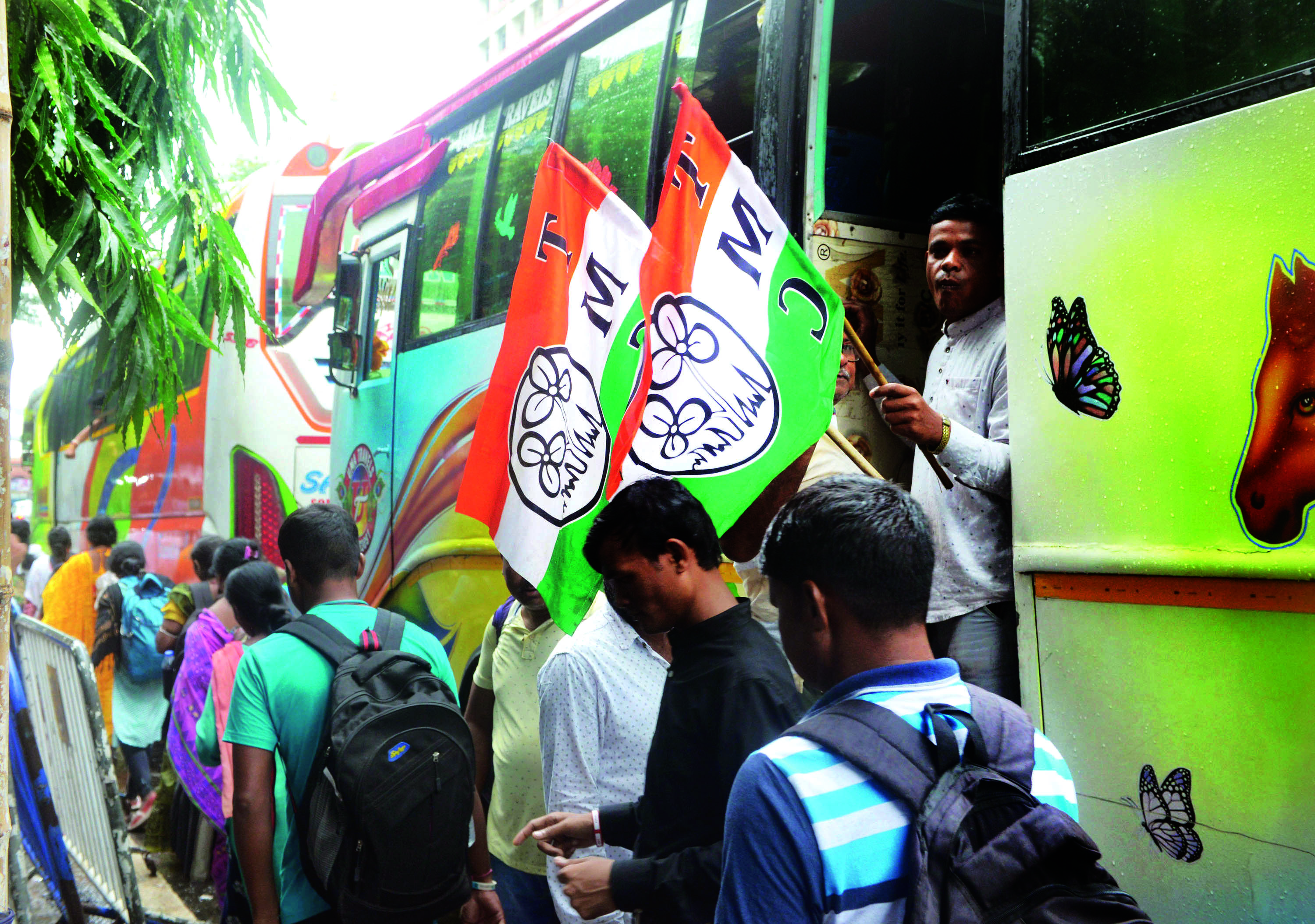 Clear dues of Bengal: About 4K to 5K deprived jobcard holders leave for TMC’s Delhi protest Clear dues of Bengal: About 4K to 5K deprived jobcard holders leave for TMC’s Delhi protest