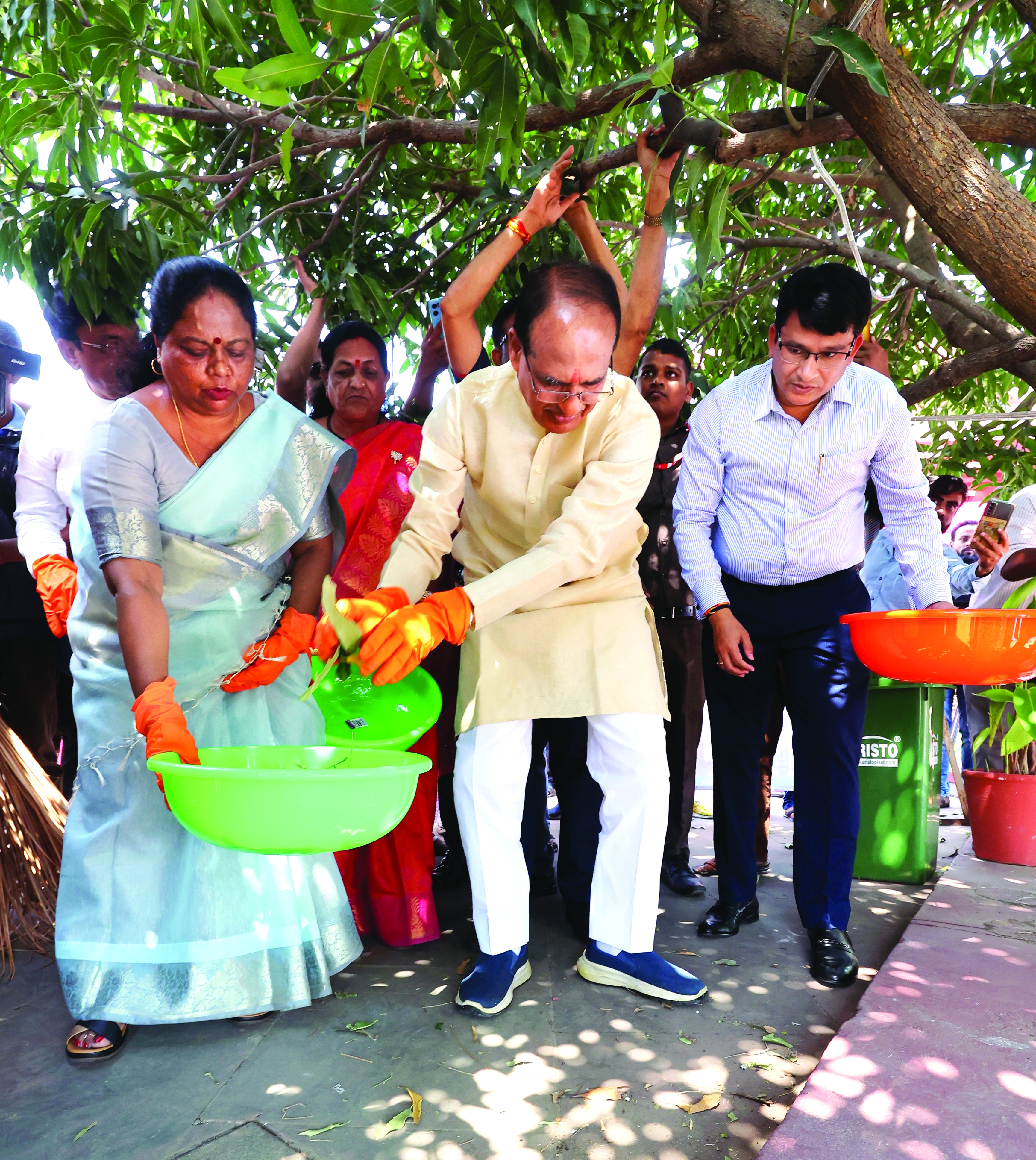 MP Chief Minister Chouhan takes part in ‘One Date One Hour Together’ on eve of Gandhi Jayanti MP Chief Minister Chouhan takes part in ‘One Date One Hour Together’ on eve of Gandhi Jayanti