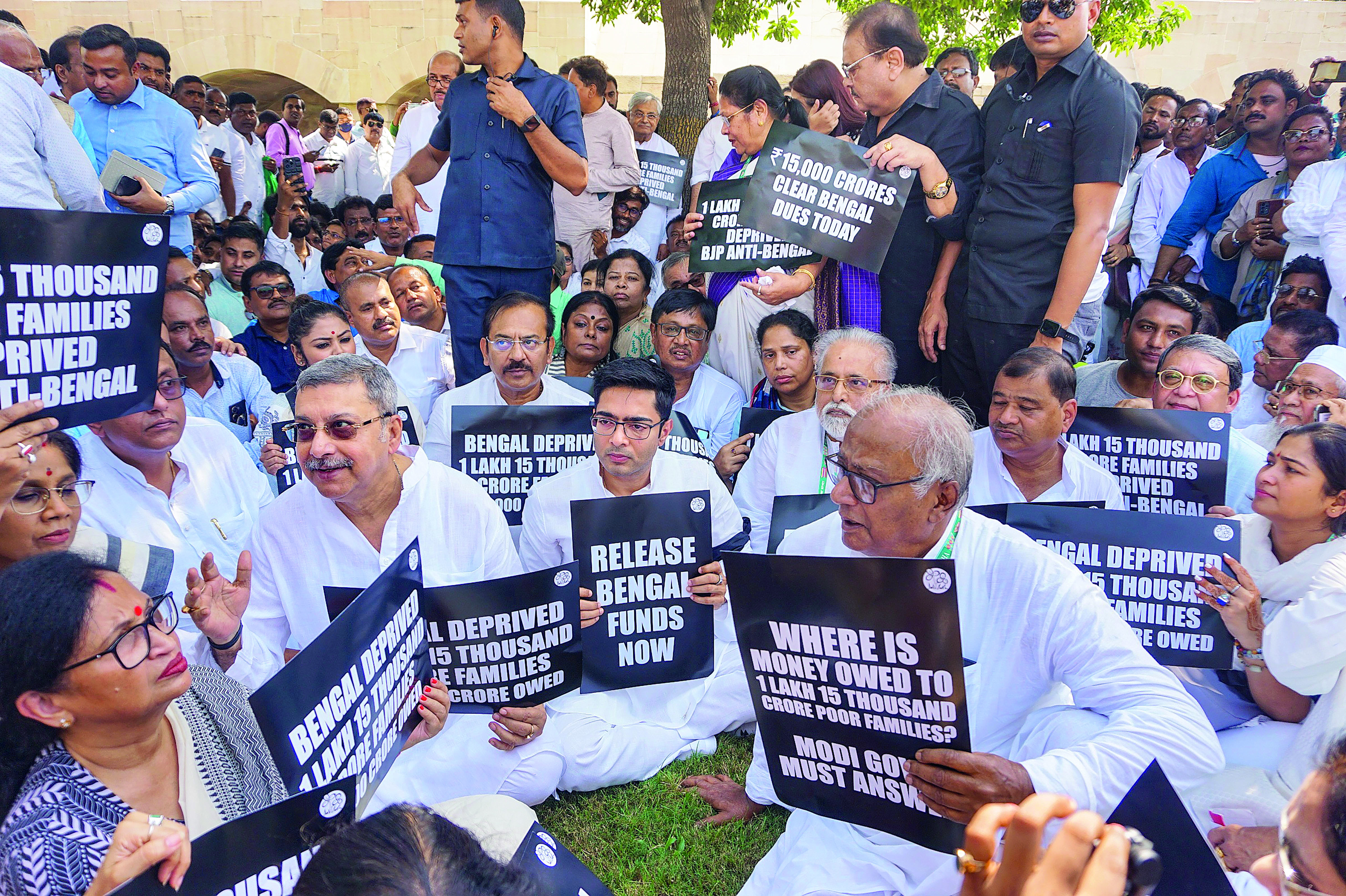 ‘Clear Bengals’s dues’: Abhishek leads ‘silent demonstration’ at Raj Ghat