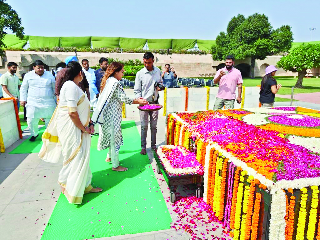 Mayor pays tribute to Mahatma Gandhi at Raj Ghat