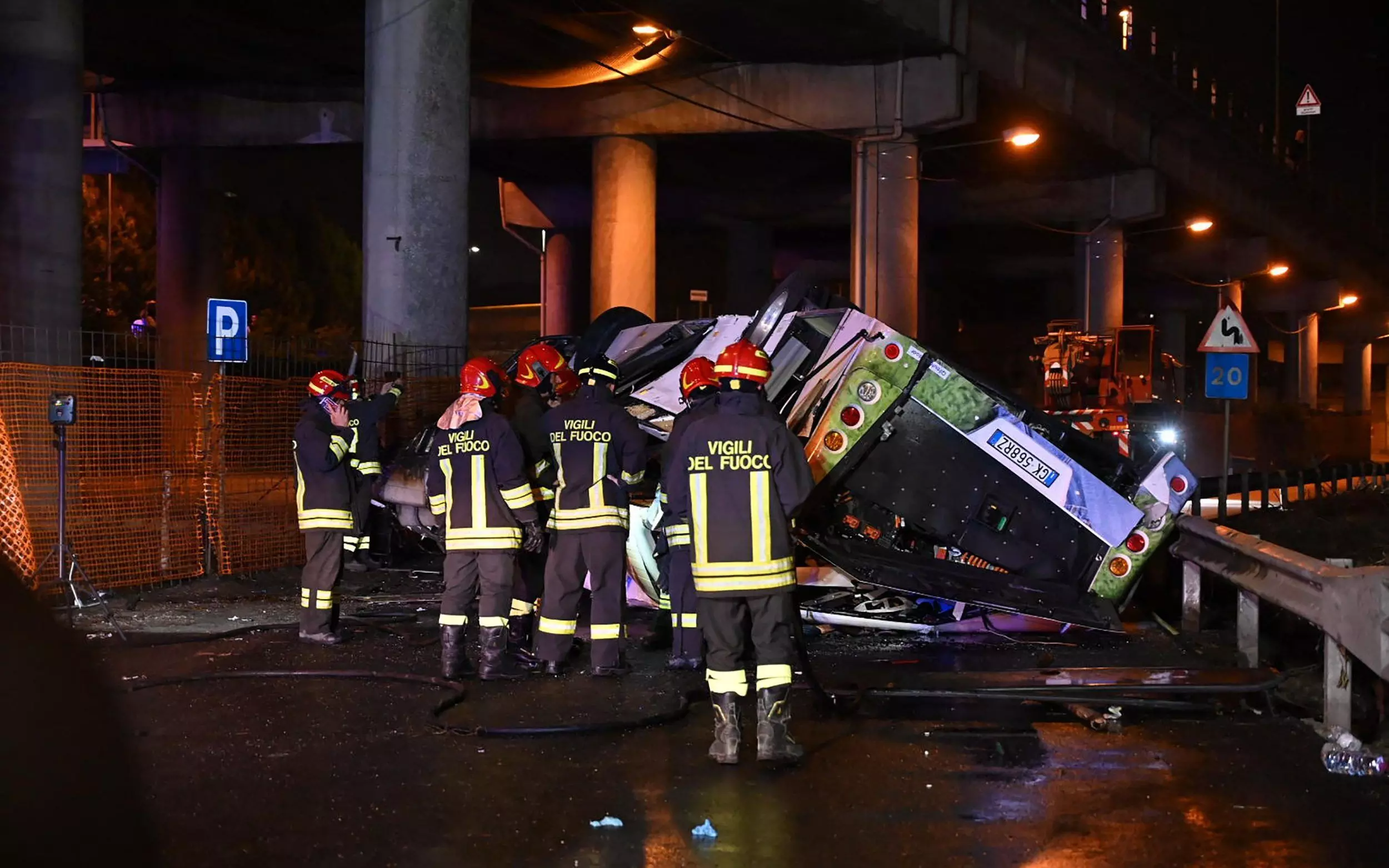 Bus crash across lagoon from Venices historic centre kills 21 people, including Ukrainian tourists